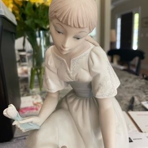 Lladro Girl With Tulips. Matte finish. Retired They were the only owner